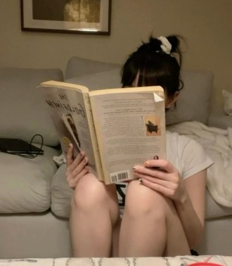 Hot girls read books ✨